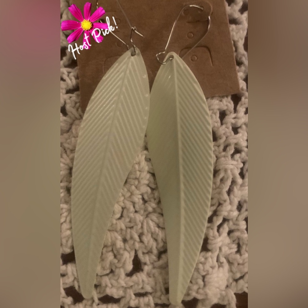 Boho ~ Cream Colored Pierced Earrings ~ Lightweight Metal NWOT